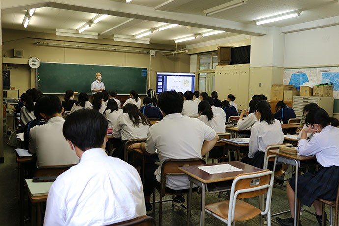 相模女子大学専門職大学院社会起業研究科の金森剛・研究科長による講義の様子
