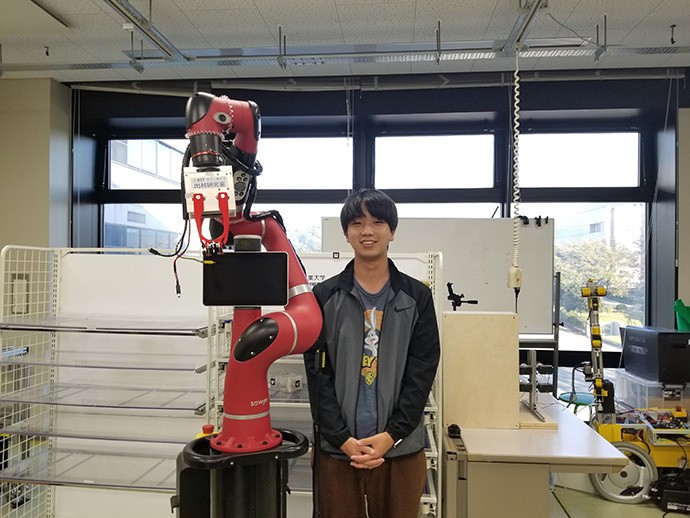 大学4年の川隅蓮さん。「もともとロボットを動かすことが大好き。今後は大学院へ進学し、食品をピック&プレースする産業用ロボットの研究を深めたいと考えています」(写真提供/金沢工業大)