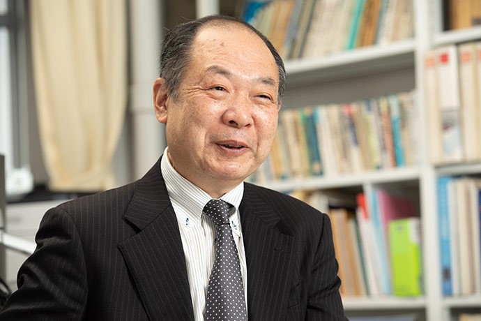 海中太陽光発電で注目を集める由井明紀教授(写真/朝日新聞出版・戸嶋日菜乃)