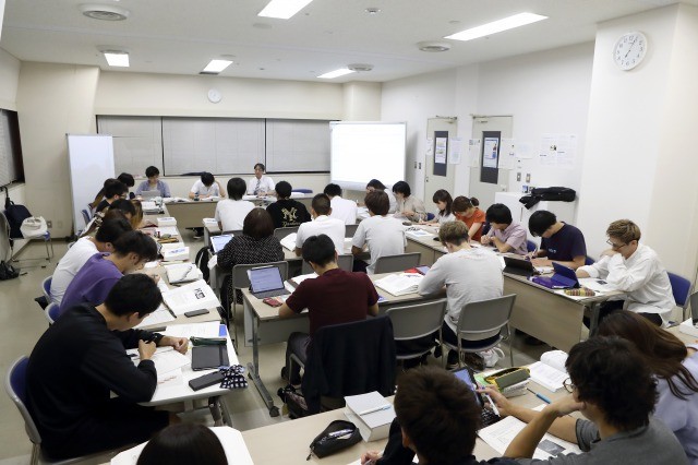 6年生を対象とした夜間補講。「医師には口に出して説明できる能力も大切。知識が定着するまで何度でも答えさせます」と岡崎教授