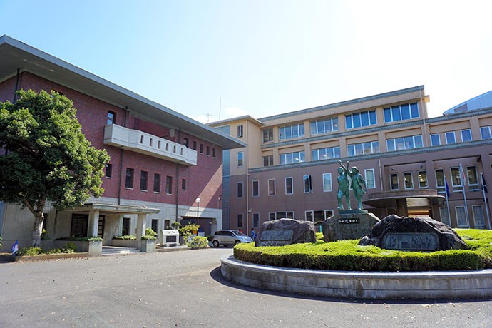 水戸第一高。「生徒会にも部活や行事で中学生とどう関わっていくか議論してもらっています」(髙村祐一校長)
