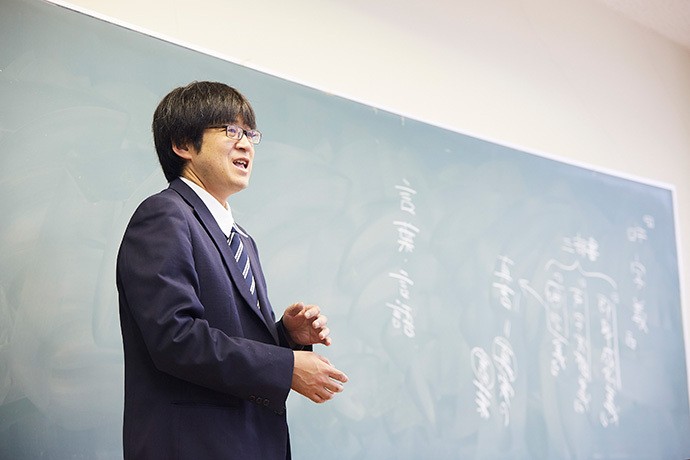 土居夏樹准教授。「空海自身がそうであったように、密教や仏教の教えを学ぶなかで人生の根幹になる部分を自分なりに見つけてほしい。宗教家、教育者、事業家とマルチに活躍した空海について学ぶ体験は、僧侶以外の道に進んでも必ず応用が利きます」と話す