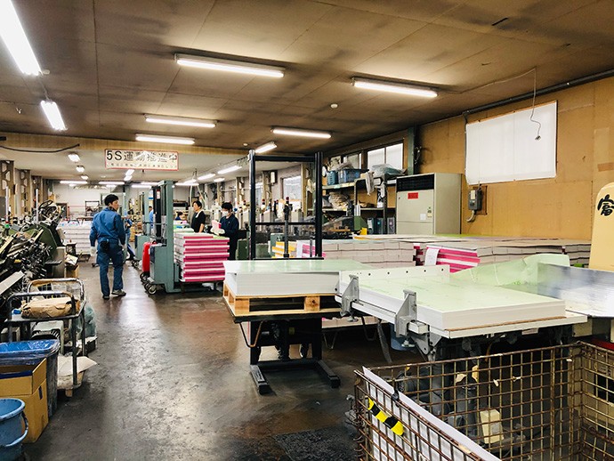 大栗紙工のノート作りの現場=大阪市生野区、同社提供