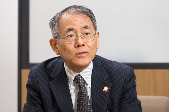 竹村彰通学部長。学部設立当初は数多くの企業に自ら赴き、データの提供を依頼して回っていた