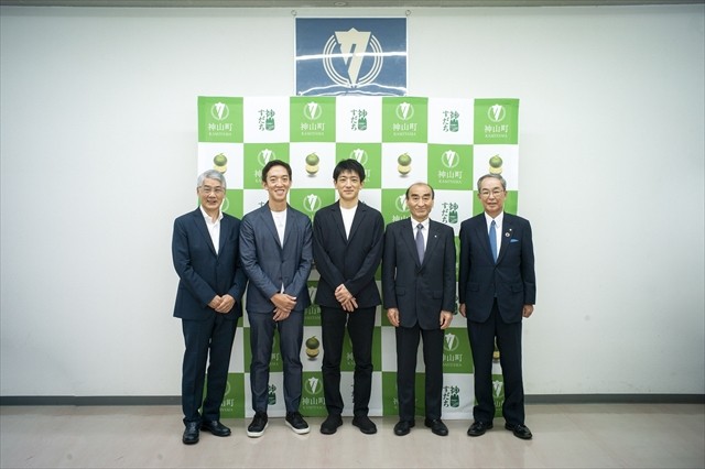 神山町役場で開かれた記者会見