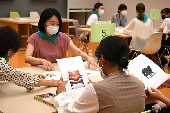2022年8月に、認定NPO法人「豊島子どもWAKUWAKUネットワーク」と連携して行った「ミュージアム・トリップ」。展示作品のアートカードを使ったワークショップののち、実際に展覧会を見て回った