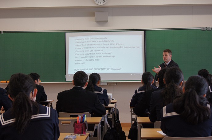 コロナ禍前に開かれた、海外チャレンジ塾の英語の講座。熊本県内各地から集まった生徒たちが、ネイティブ講師の説明に耳を傾けた=熊本県私学振興課提供