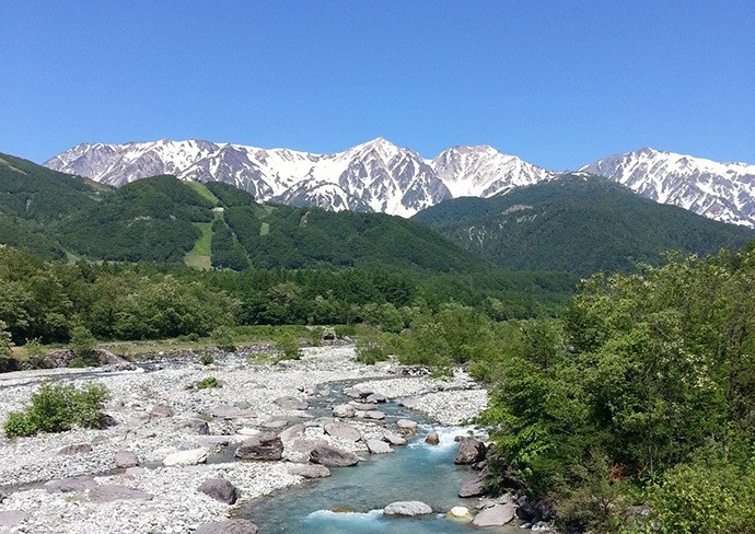 白馬村を流れる松川と北アルプス=白馬インターナショナルスクール設立準備財団提供