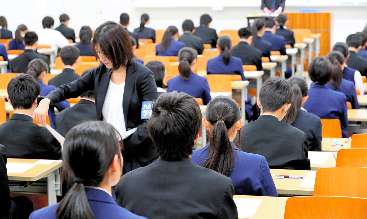 大学入学テストの試行調査で、受験生たちが静かに試験開始を待った