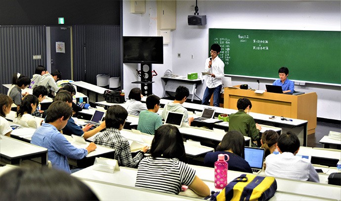 2年生のときに学生代表を務め、会議に臨む四家武彦(しけ・たけひこ)さん(写真右上)。「自分の立場を踏まえどのような言動が適切か、情報を発信する際のバランス感覚が身につけられたと思います」