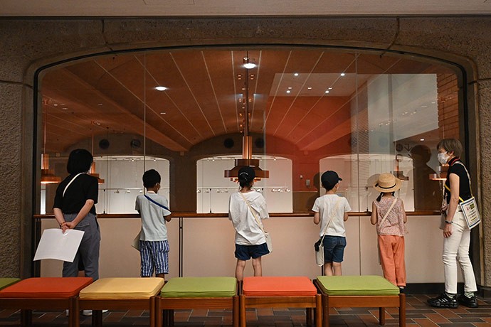 「SDGsで探究!名建築をみる」では、子どもたちはとびラーと一緒に館内を探索。保護者はガイダンス終了後に、そっと様子を見に