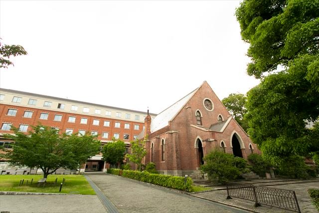 同志社礼拝堂(写真右)は1886(明治19)年竣工。重要文化財に指定されている
