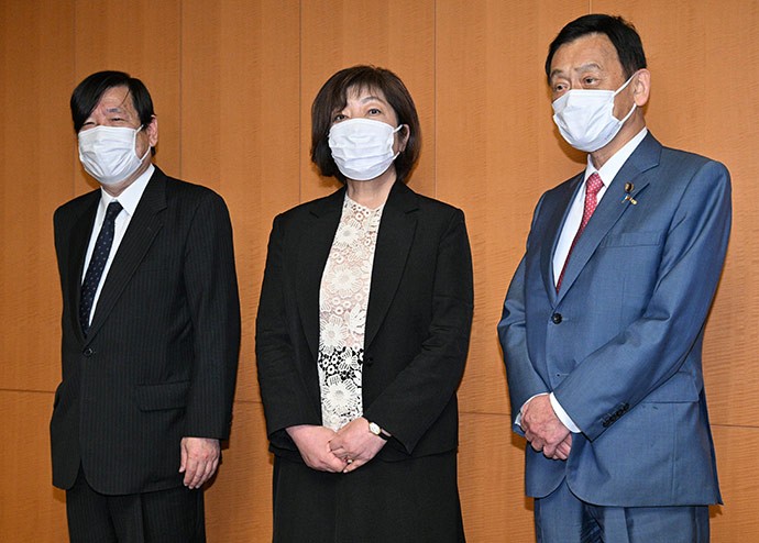 日大の新たな理事長に就く作家の林真理子さん(中央)。右は末松信介文部科学相、左は加藤直人理事長=2022年6月3日、東京・霞が関の文科省、山本裕之撮影