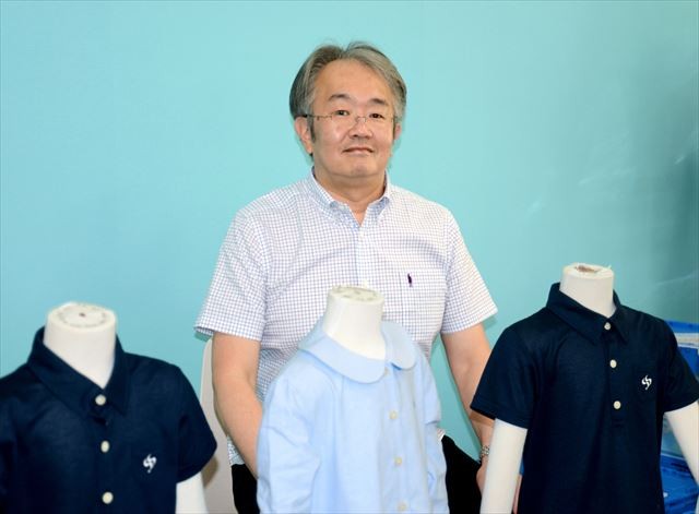 瀬戸SOLAN小学校の長尾幸彦理事長。前に並ぶのは制服>