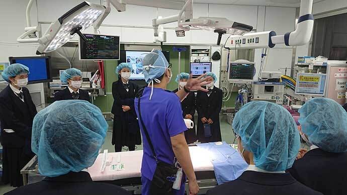 中3を対象に開かれる冬期医学部実習で、手術室を見学する生徒たち=2019年12月、大阪府高槻市、高槻中学・高校提供
