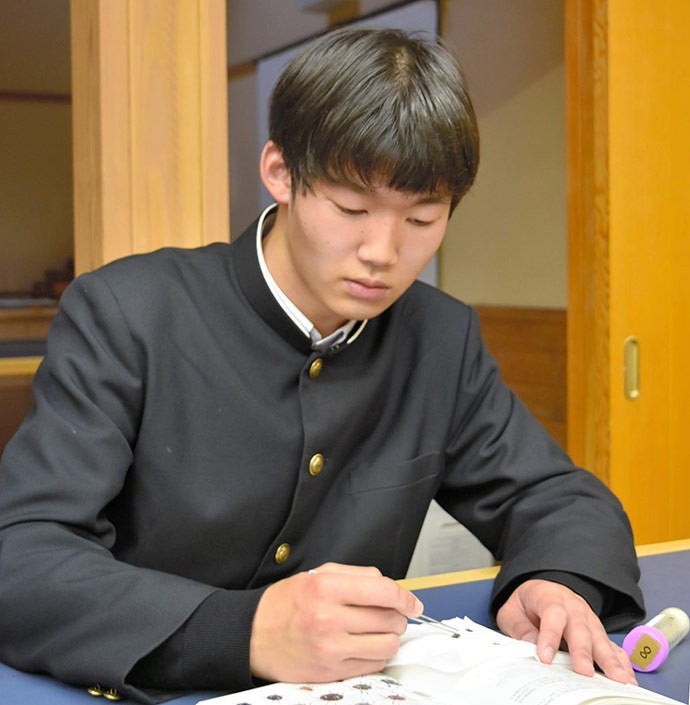 理科部の実習で採集した昆虫の同定作業をする成瀬さん