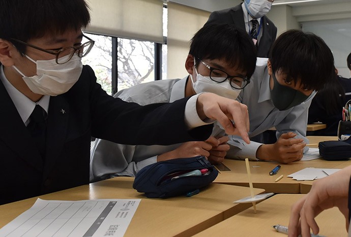 軸の長さを変えたり、羽の形を工夫したり、試行錯誤しながらコマを作った