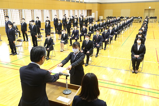 9月入学になれば、国内企業の新卒一括採用も変わるかもしれない(写真は、大阪メトロの今年の入社式)