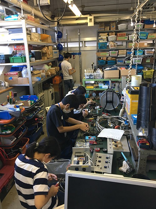 航空宇宙構造研究室でロケットのパーツを製作する学生(写真提供/神奈川大学)