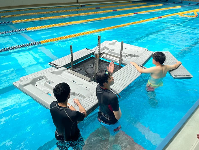 大学のプールで行った実験の様子(写真提供/由井明紀)