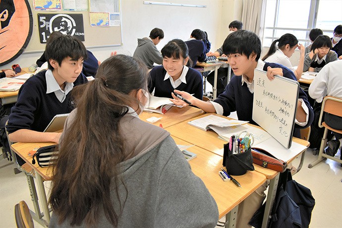 話し合いながら学ぶ高校生