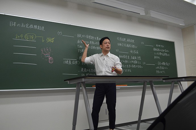 スタディサプリの授業動画の撮影に臨む玉田久文さん。間の取り方も工夫しているという