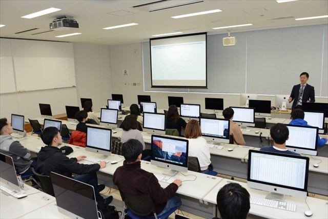 スポーツデータ解析演習では、データの可能性と限界を知り、スポーツビジネスで活用するための実践力を学ぶ(写真提供/日本体育大)