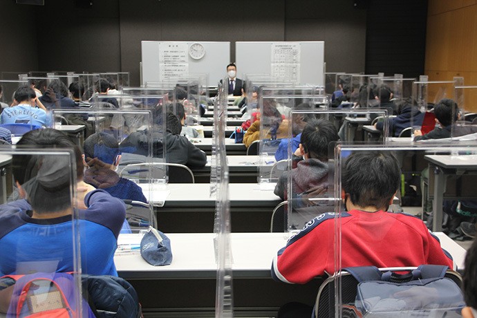 中学入試に臨む小学生たち=2021年1月、東京都内、柏木友紀撮影