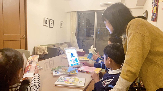 ヨンデミーオンラインの利用者宅で。対象年齢は5~15歳だ=Yondemy提供