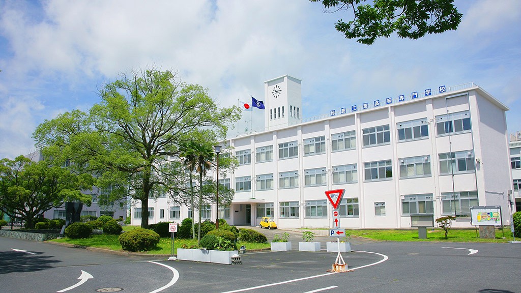鈴鹿高専（下） 課題の取り組み「大学生は図書館に、高専生は100