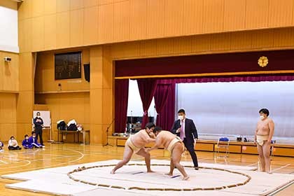 【専修大】相撲部が多摩桜の丘学園訪問 中学生に相撲教室