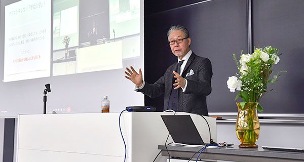 【専修大】社会心理学者・小坂井敏晶氏が講演 人間科学部「社会意識...