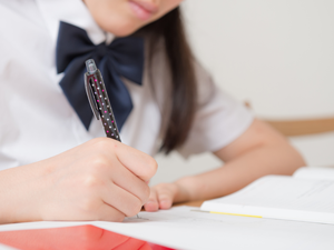 伊藤理佐さん 吉祥天女 にあこがれ描いた漫画 諏訪二葉高時代に17歳でデビュー ハイスクールラプソディー 朝日新聞edua