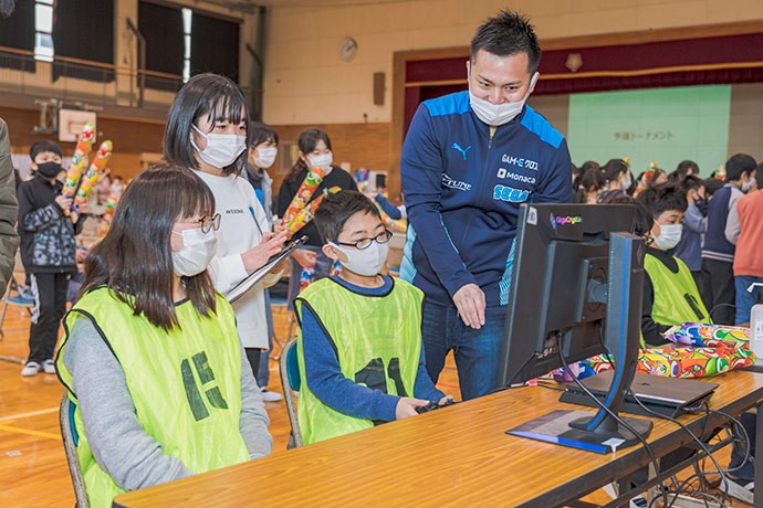 ぴぽにあ選手（右）からアドバイスを受ける児童たち＝2022年3月、相模原市立谷口台小学校、山内康平氏撮影