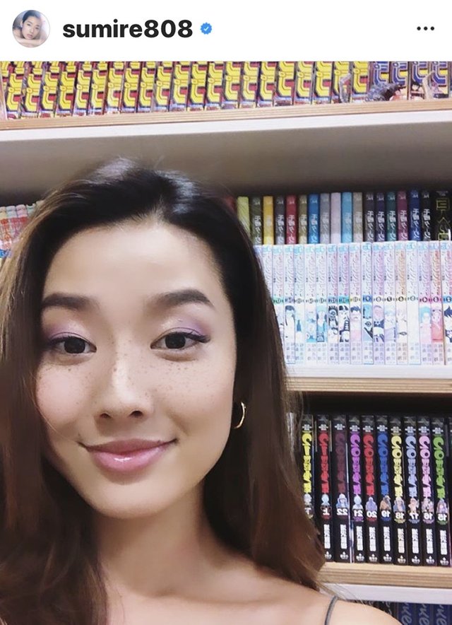 すみれ 本棚びっしり 漫 スポーツ報知 Auヘッドライン